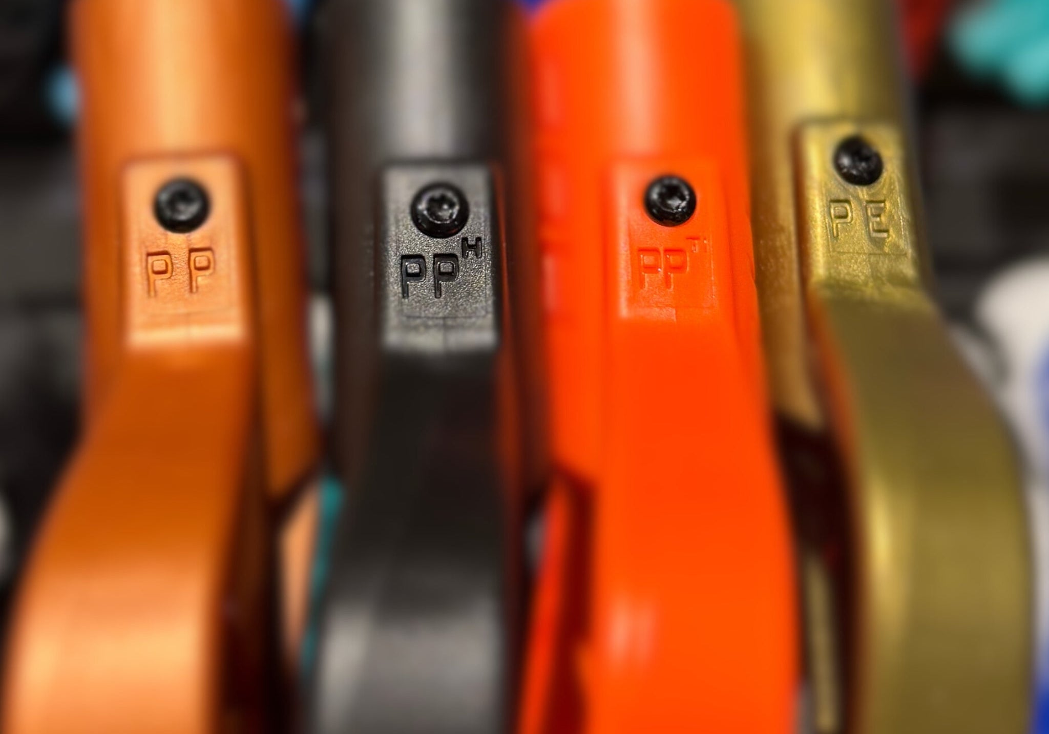 PE, PP och PP+ – så skiljer sig plasttyperna i innebandyblad