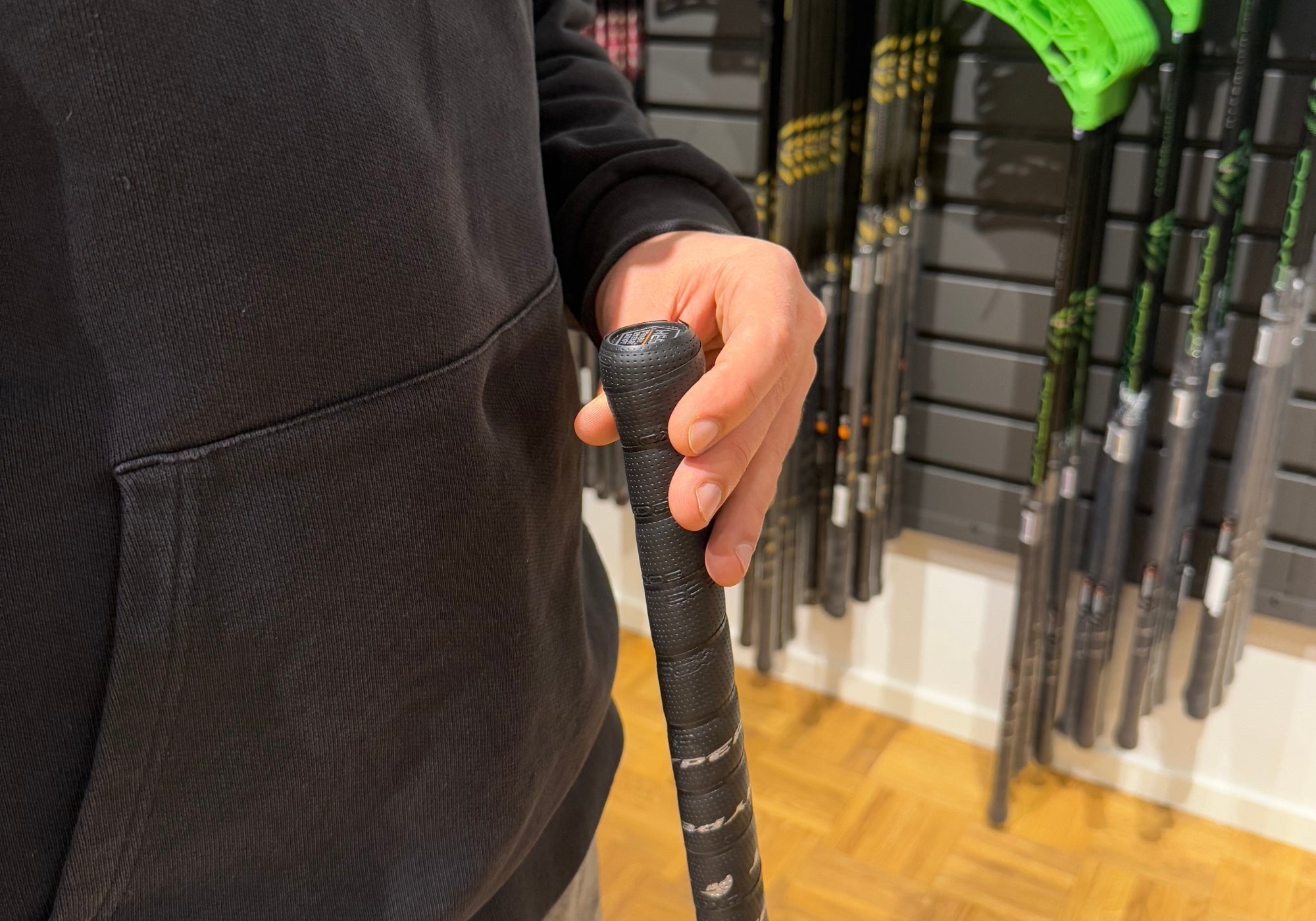 Man håller i innebandyklubba
